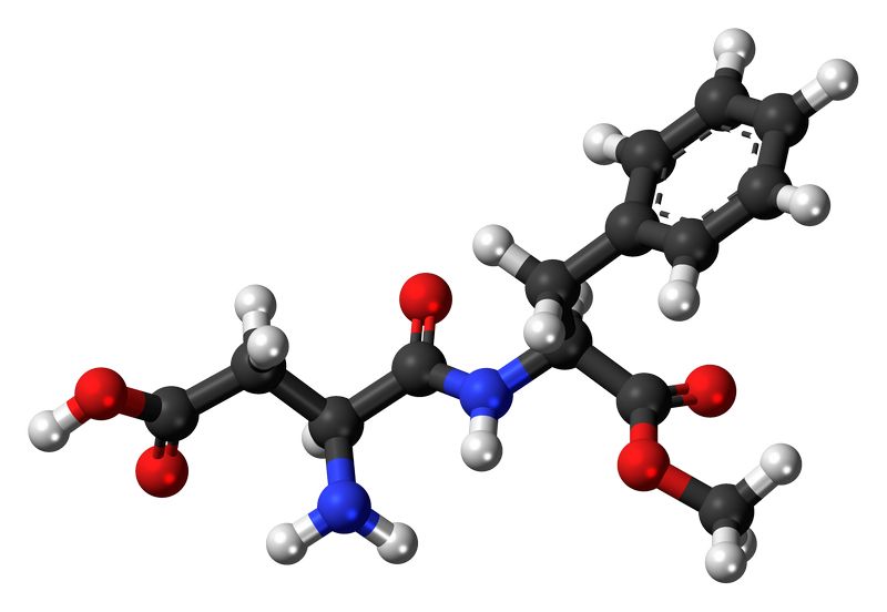Molekula aspartamu. ern uhlk, bla vodk, erven kyslk, modr dusk. Autor: Jynto, zdroj: Wikimedia commons