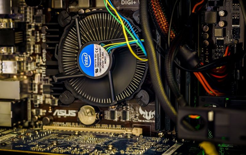 Hardware (vnitek) stolnho potae. CPU s chladiem, roziujc karta v PCI slotu atd. Autor: tookapic, zdroj: Pixabay