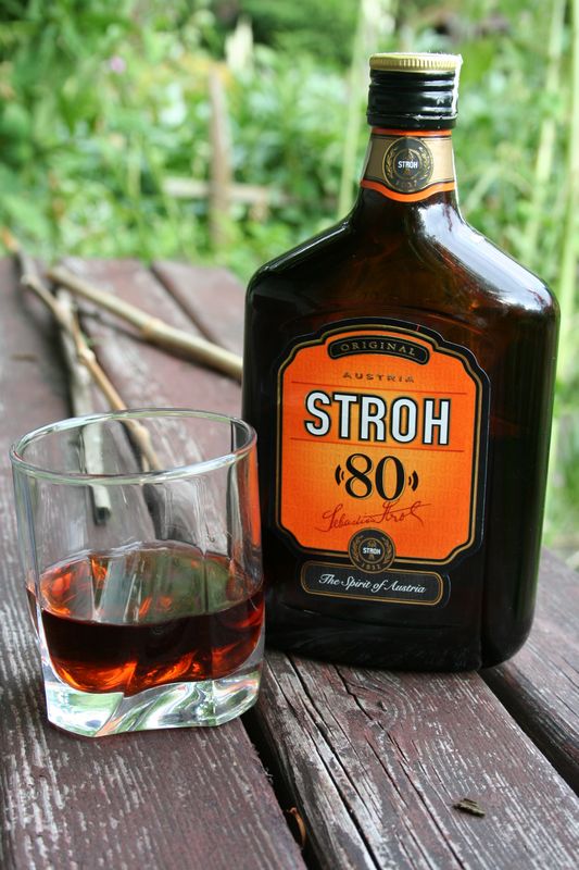 Tradin rakousk lihovina s pchut rumu Stroh. Autor: Olympic1981, zdroj: Wikimedia commons, licence: CC BY-SA