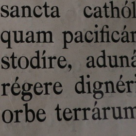 Pojem Deus ex machina je v kategorii latina, ilustrační obrázek
