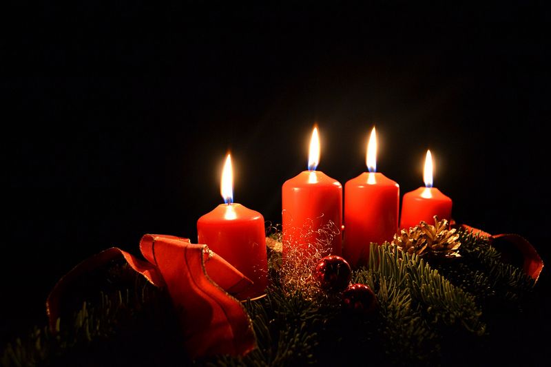 Mezi nejznámější adventní tradice patří postupné zapalování svíček na adventním věnci. Autor: Frank Herter, zdroj: Pixabay