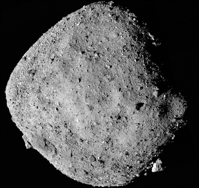 Na asteroid (planetku) Bennu má v roce 2023 přistát vesmírná sonda, která odebere vzorky z jejího povrchu. Autor: NASA/Goddard/University of Arizona, zdroj: Wikimedia commons, licence: Public domain