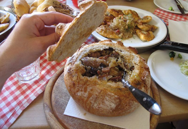 Tradiční polský bigos servírovaný v chlebu. Autor: Ratoncito Perez, zdroj: Wikimedia commons, licence: public domain
