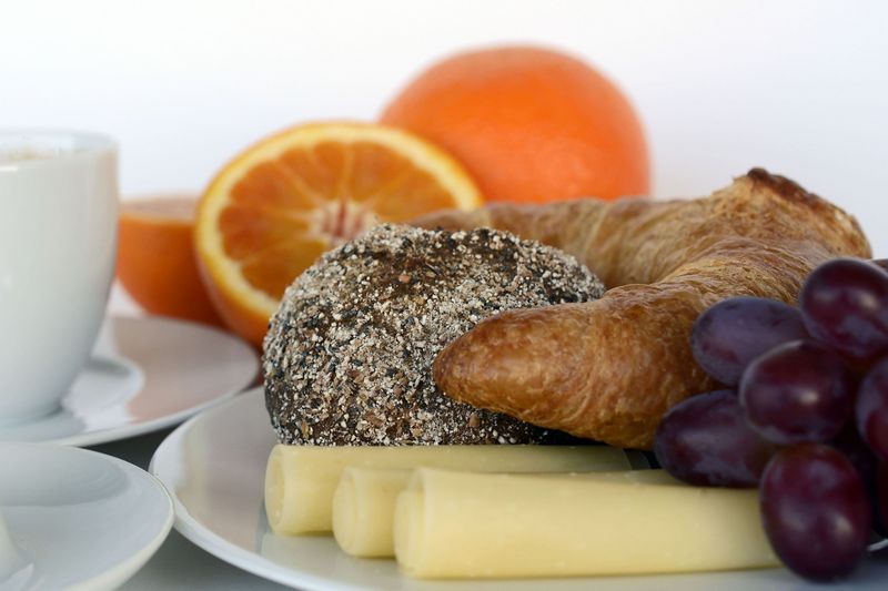 Pozdní snídaně s kávou, pečivem, sýrem a ovocem. Autor: annca, zdroj: Pixabay