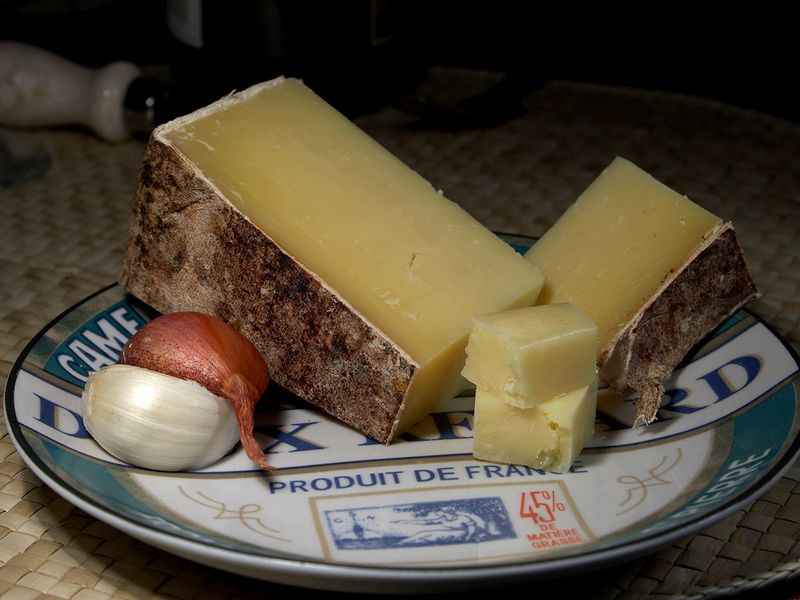 Anglický sýr čedar. Autor: Jon Sullivan, zdroj: Wikimedia commons, licence: Public domain