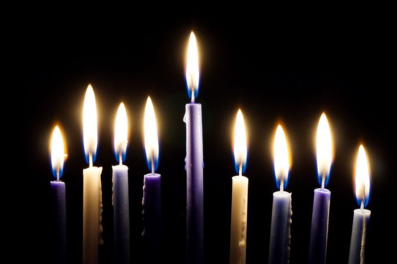 Hlavní chanukovou tradicí je zapalování svíček na osmiramenném svícnu. Autor: RJA1988, zdroj: Pixabay