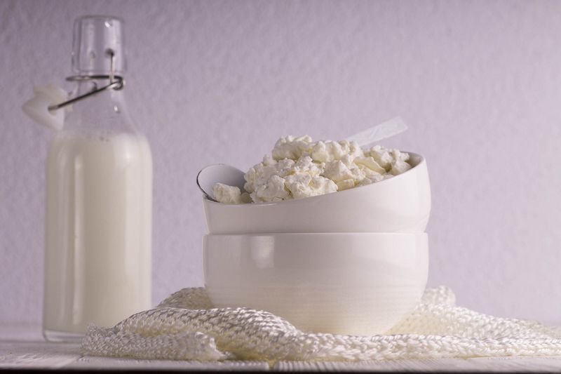 Zdravý tvarohovitý sýr cottage s lahví mléka. Autor: Диана Лаврова, zdroj: Pixabay