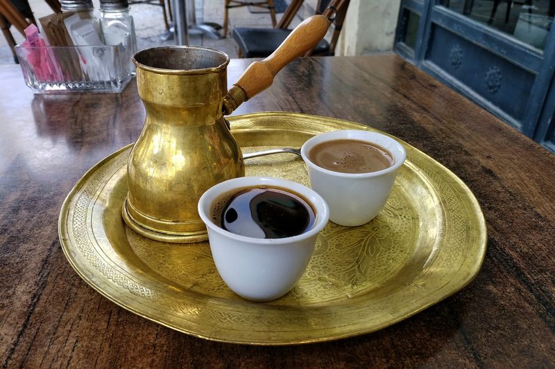 Šálky pravé turecké kávy s džezvou. Autor: Volker Glätsch, zdroj: Pixabay