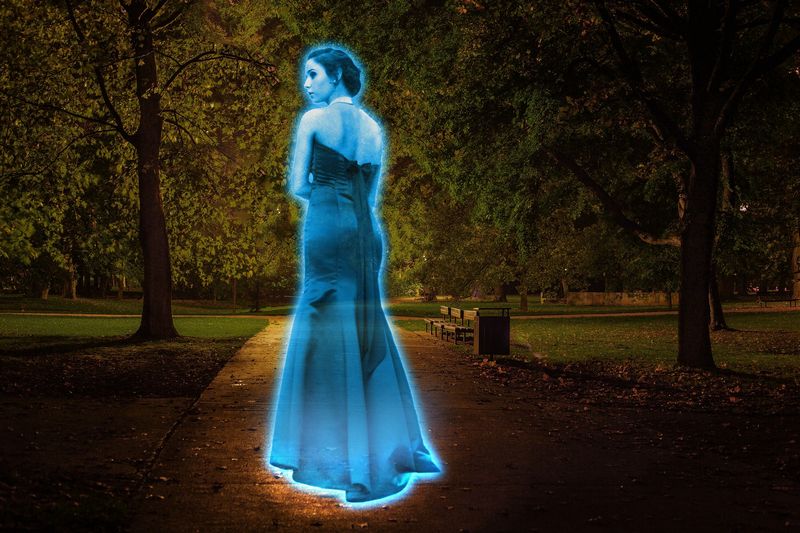 Projekce ženy v krajině. Takto si představují hologram tvůrci sci-fi filmů. Autor: Prettysleepy, zdroj: Pixabay