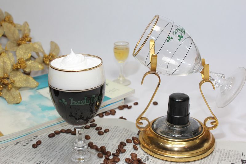 Irská káva se připravuje z kávy, irské whisky, cukru a smetany. Autor: xql051016, zdroj: Pixabay
