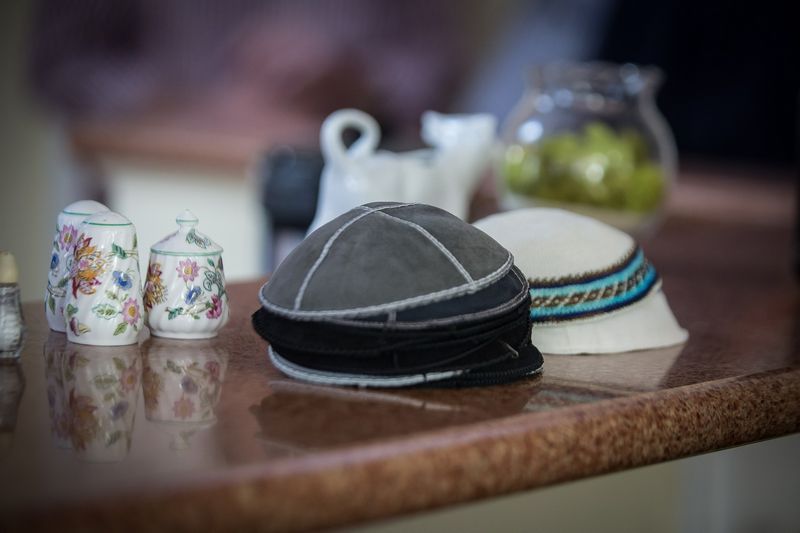 Tradiční židovská pokrývka hlavy kipa, resp. jarmulka. Autor: Josh Mason-Barkin, zdroj: Pixabay