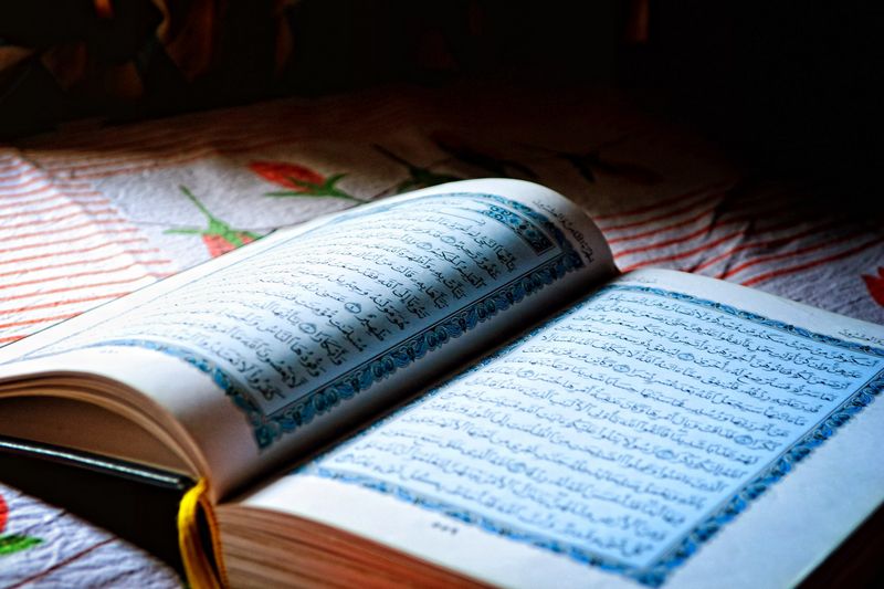 Systém islámského náboženského práva šaría čerpá především z Koránu. Autor: Afshad Subair, zdroj: Pixabay