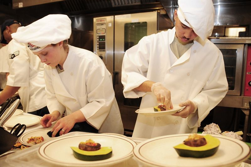 Kuchaři v pracovních oděvech. Autor: 272447, zdroj: Pixabay