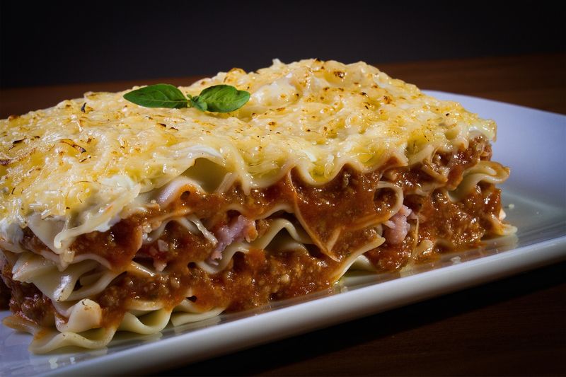 Zapečené těstoviny lasagne s kuřecí omáčkou. Autor: Angelo Rosa, zdroj: Pixabay