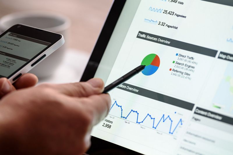 Digitální marketing na internetu často využívá služby jako Google Analytics poskytující množství dat a grafů. Autor: Photo Mix, zdroj: Pixabay