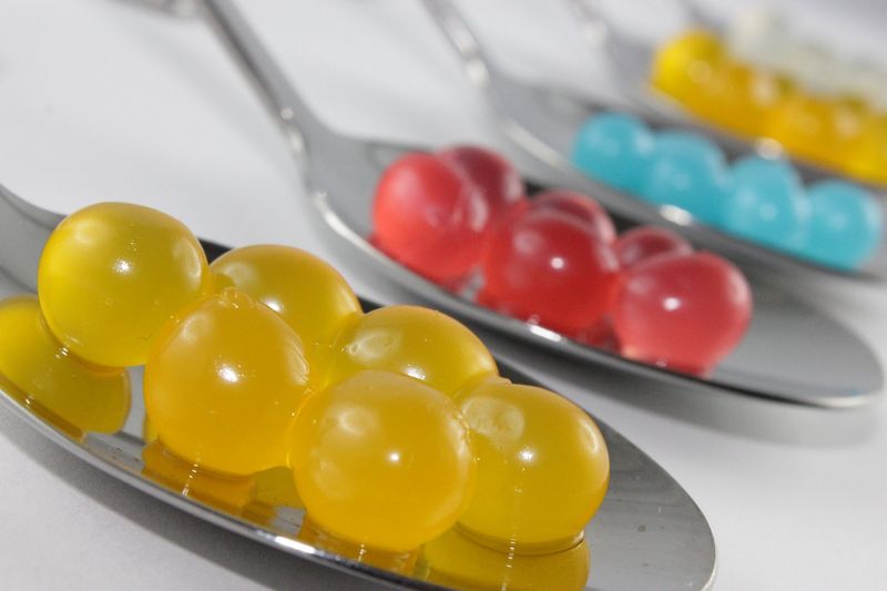 Příklad molekulární gastronomie. Pokrm sestávající se z různobarevných kuliček. Autor: Lounis Aissaoui, zdroj: Pixabay