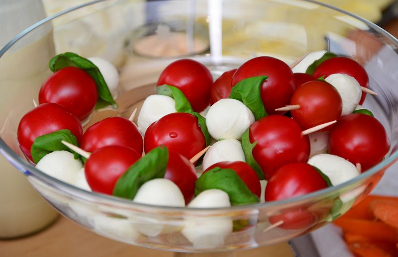 Jednohubky z rajčátek a mozzarellových třešniček. Autor: congerdesign, zdroj: Pixabay