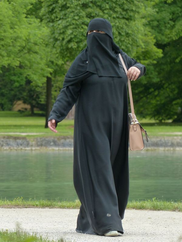 Muslimská žena s nikábem. Autor: Hans Braxmeier, zdroj: Pixabay