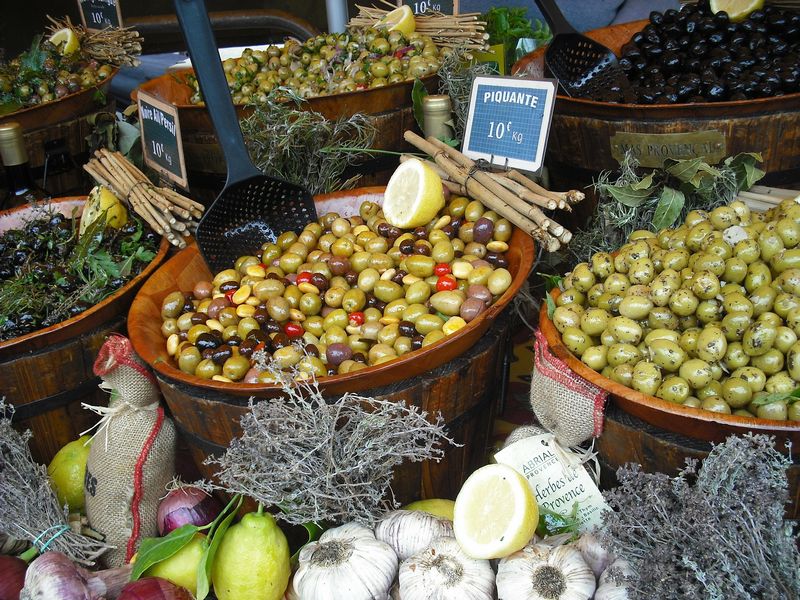 Různé druhy oliv nabízené na tržišti ve Francii. Autor: chantal MURE, zdroj: Pixabay