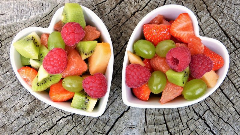 Ovocný salát, který neprošel tepelnou úpravou, můžeme zařadit mezi vitariánskou stravu. Autor: silviarita, zdroj: Pixabay