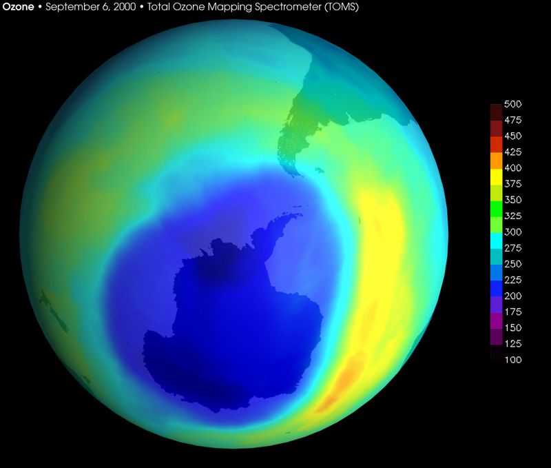 Rekordně velká ozonová díra nad Antarktidou ze dne 6. září 2000. Autor: NASA, zdroj: Wikimedia commons, licence: public domain