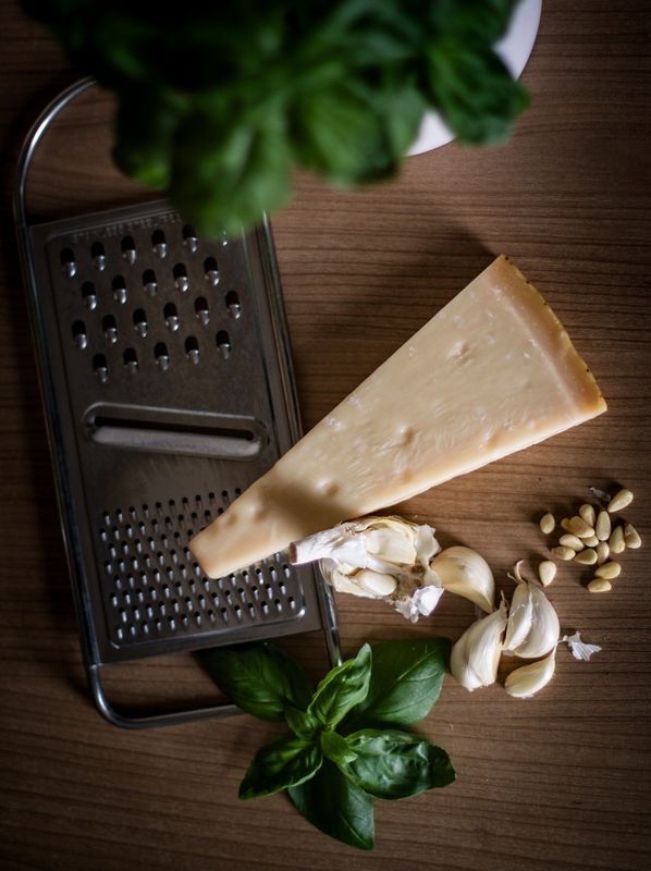 Parmezán se struhadlem, česnekem a piniovými oříšky. Autor: Peter Biela, zdroj: Pixabay