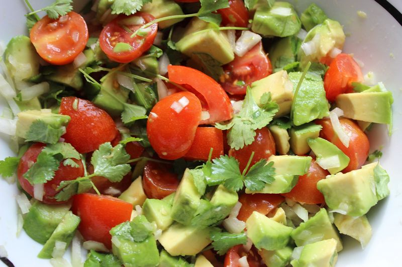 Příklad raw stravy - zeleninový salát s avokádem. Autor: Grosskev, zdroj: Pixabay