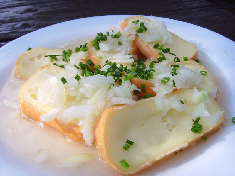 Měkký sýr romadur s cibulí a pažitkou. Autor: Alexander Dittrich, zdroj: Pixabay