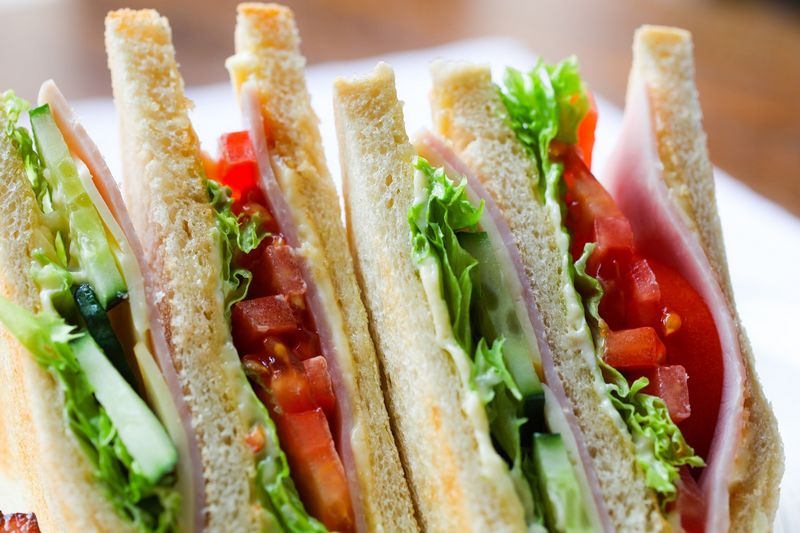 Několik sendvičů skládajících se z toustového chleba, zeleniny a plátků šunky. Autor: LuckyLife11, zdroj: Pixabay