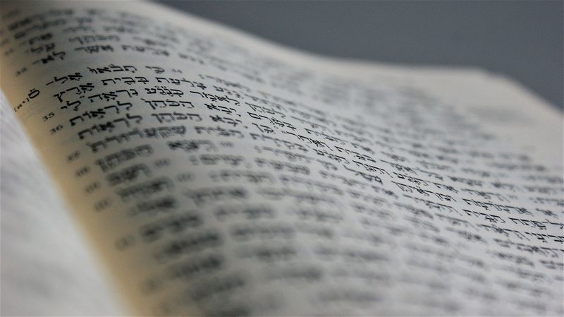 Starý zákon psaný hebrejsky. Autor: FotoRieth, zdroj: Pixabay