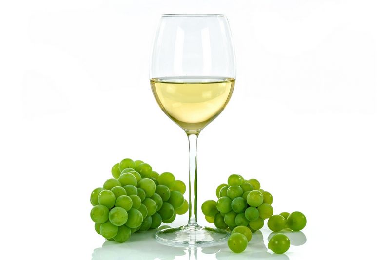 Suché bílé víno ve sklenici. Ilustrační fotografie. Autor: Photo Mix, zdroj: Pixabay