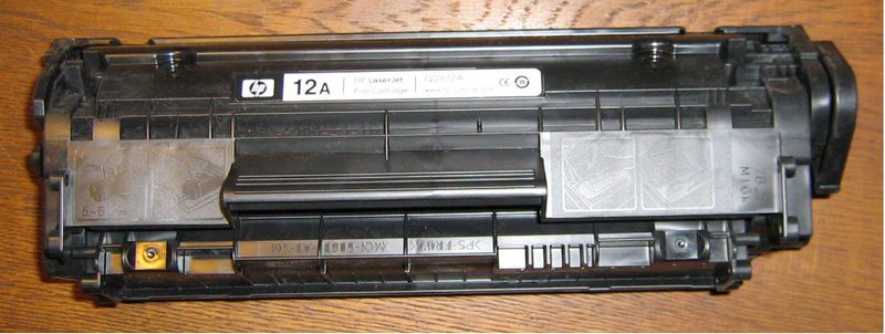 Tonerová kazeta do laserové tiskárny HP. Autor: Sir James at de.wikipedia, zdroj: Wikimedia commons, licence: Public domain