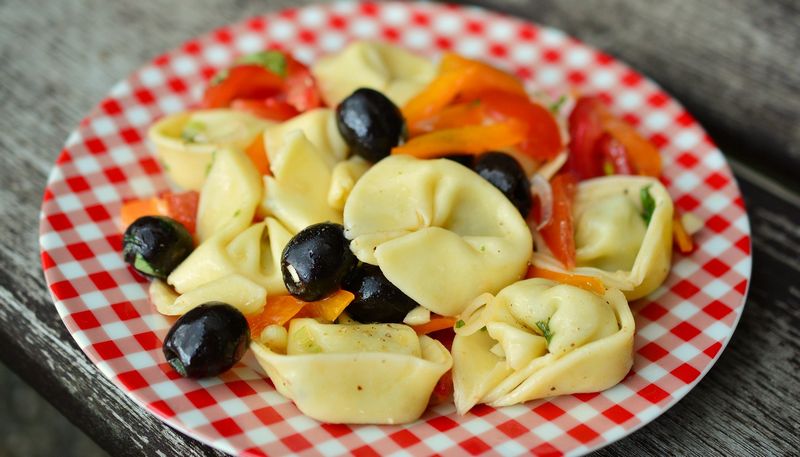 Italský salát s těstovinami Tortellini, s černými olivami a paprikou. Autor: congerdesign, zdroj: Pixabay