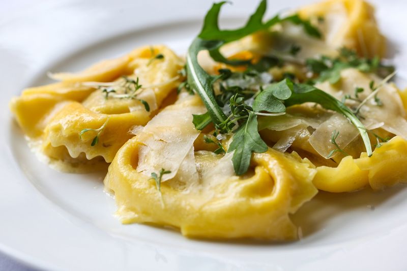 Italské plněné těstoviny tortelloni na talíři. Autor: LuckyLife11, zdroj: Pixabay