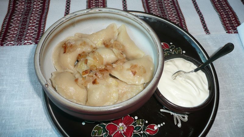 Ukrajinské varenyky se smetanou ze Záporoží. Autor: Brücke-Osteuropa, zdroj: Wikimedia commons, licence: Public domain