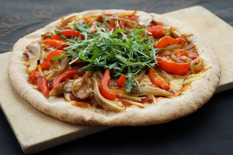 Příklad veganské stravy. Pizza s hlívou, paprikou a rukolou. Autor: M4rtine, zdroj: Pixabay